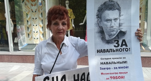 Галина Тихенко проводит одиночный пикет в поддержку Навального. Волгоград, 6 июля 2019 года. Фото Татьяны Филимоновой для "Кавказского узла". Галина Тихенко проводит одиночный пикет в поддержку Навального. Волгоград, 6 июля 2019 года. Фото Татьяны Филимоновой для "Кавказского узла".