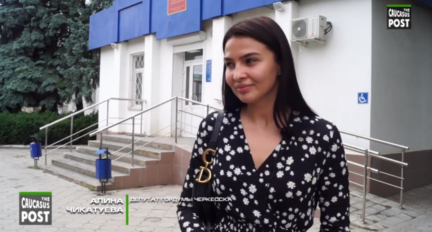 Алина Чикатуева у здания суда. 8 июля 2019 года. Скриншот видео https://youtu.be/MxnQKArc1jM