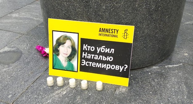 Плакат и свечи, зажженные в честь Эсетмировой на Лермонтовской площади в Москве 15 июля 2015 года. Фото Гора Алексаняна для "Кавказского узла"