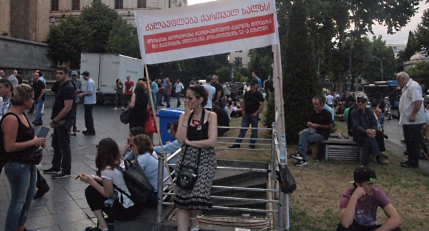Сторонники оппозиции собираются на митинг перед парламентом. Фото Беслана Кмузова для "Кавказского узла".