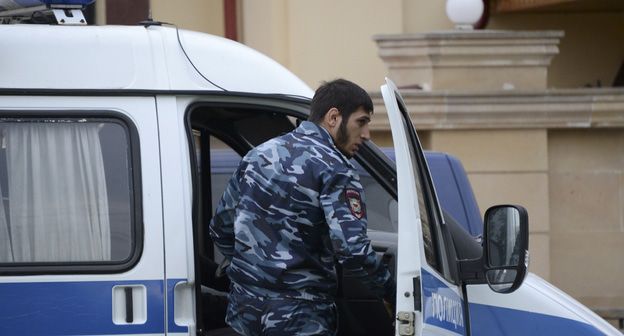 Сотрудник силовых структур. Фото: REUTERS/Said Tsarnayev