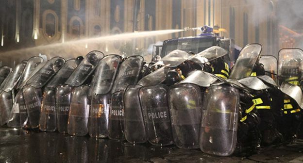 Сотрудники полиции во время акции протеста. Тбилиси, 21 июня 2019 года. Фото: REUTERS/Irakli Gedenidze