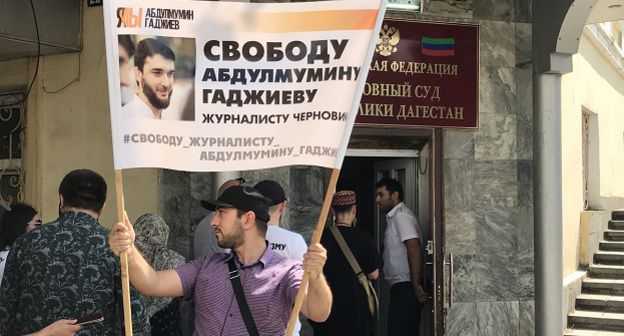 Журналист РИА "Дербент" Малик Бутаев проводит пикет в поддержку Абдулмумина Гаджиева. Фото Патимат Махмудовой для "Кавказского узла".