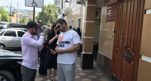 Сотрудники "Черновика" ждут начала процесса по делу Гаджиева. Фото Патимат Махмудовой для "Кавказского узла"