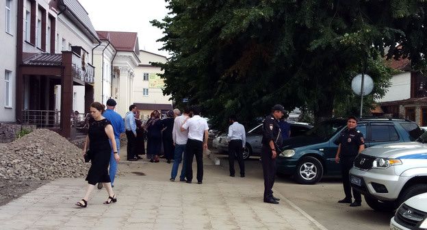 Возле здания суда. Фото Людмилы Маратовой для "Кавказского узла"