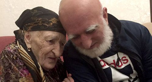 Магомедсаид Газалиев с матерью. Фото Миясат Муслимовой.