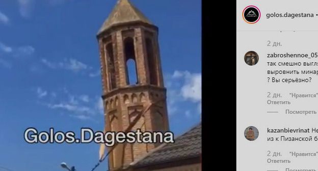 Башня старинной мечети в дагестанском селе Аксай в момент падения. Скриншот видео https://www.instagram.com/p/B0vYlZTICzE/