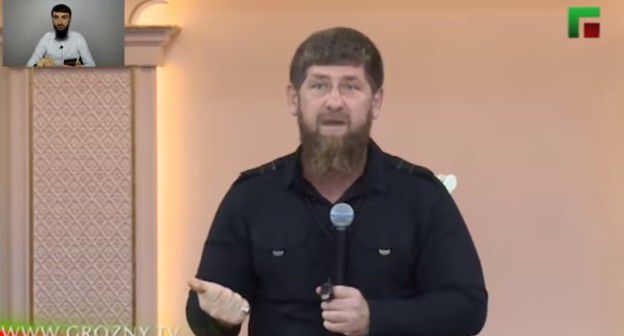 Кадр видео Тумсо Абдурахманова "Вызов Кадырову. Попробуй рассказать свои сказки мне". https://www.youtube.com/watch?v=ZCDt_mPq40o