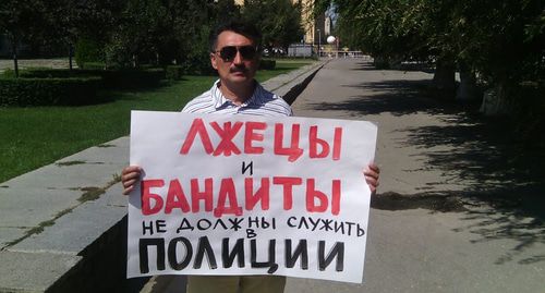 Житель Дубовки Василий Сивцев на пикете у здания ГУВД по Волгоградской области. Фото Татьяны Филимоновой для "Кавказского узла"