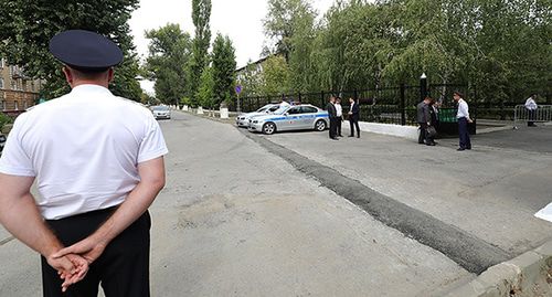 Подходы к кадетскому корпусу были оцеплены полицейскими. Фото: Пресс-служба ИА "Высота 102"  https://v102.ru/news/83140.html