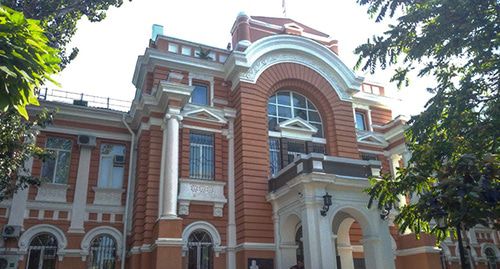 Посетители у Ростовского областного суда. Фото Константина Волгина для "Кавказского узла"
Посетители у Ростовского областного суда. Фото Константина Волгина для "Кавказского узла"