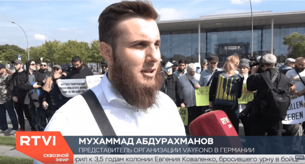 Мухаммад Абдурахманов на митинге в Берлине 4 сентября. Скриншот видео: https://www.youtube.com/watch?v=64zQFCuBo8Q