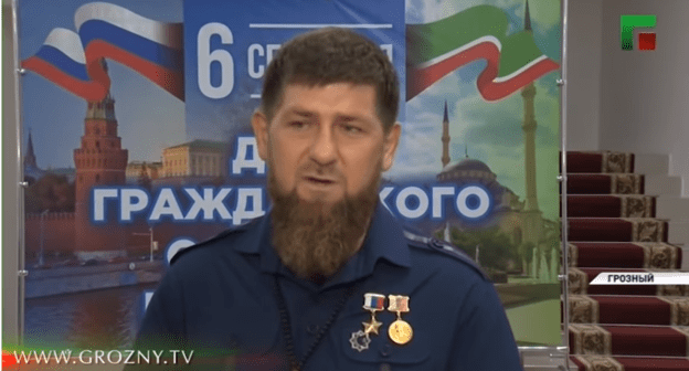 Рамзан Кадыров приглашает Кокорина и Мамаева в "Ахмат" в эфире ЧГТРК "Грозный". Скриншот видео. https://newsvideo.su/video/11401868