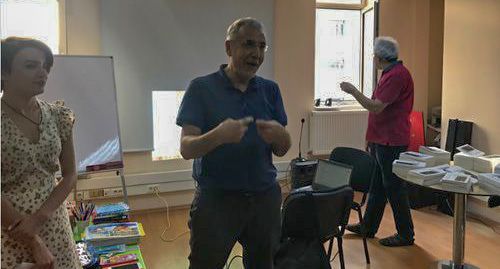 Интигам Алиев во время презентации своего романа. Фото Фаика Меджида для "Кавказского узла" Интигам Алиев во время презентации своего романа. Фото Фаика Меджида для "Кавказского узла"