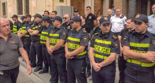 Сотрудники полиции у здания парламента в Грузии. Фото Беслана Кмузова для "Кавказского узла" Сотрудники полиции у здания парламента в Грузии. Фото Беслана Кмузова для "Кавказского узла"