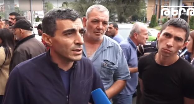 Участники акции компании "Санитек". Скриншот видео канала Tert.am https://www.youtube.com/watch?time_continue=344&v=unUOp2nVhK0