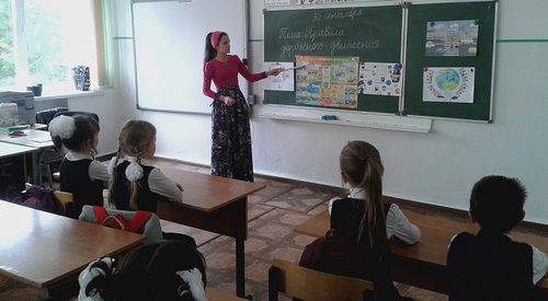 Урок в Долаковской средней школе. Фото: soshdl.ru Урок в Долаковской средней школе. Фото: soshdl.ru