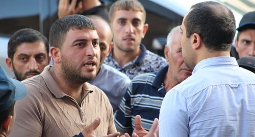 Сотрудники компании "Санитек" дискутируют с чиновником мэрии. Фото Тиграна Петросяна для "Кавказского узла".