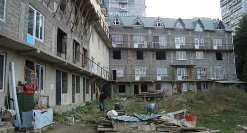 "Жилые гаражи", которые застройщик предлагает перестроить в 4-секционый 12-этажный дом. Фото Светланы Кравченко для "Кавказского узла".