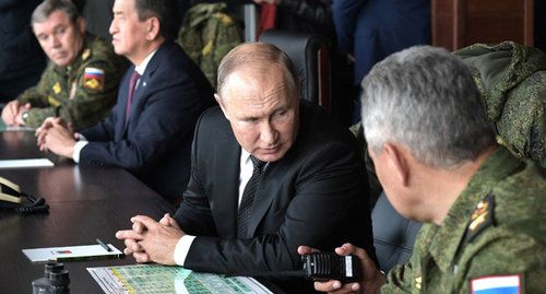 Владимир Путин на военных учениях. Фото http://kremlin.ru/events/president/news/61584/photos Владимир Путин на военных учениях. Фото http://kremlin.ru/events/president/news/61584/photos