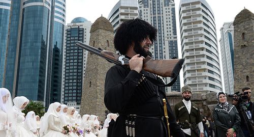 Мужчина в национальном чеченском костюме во время свадебной церемонии. Грозный, октябрь 2018 г. Фото: REUTERS/Said Tsarnayev