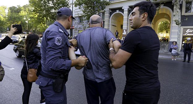 Сотрудники полиции арестовывают активиста. Баку, 8 октября 2019 г. Фото Азиза Каримова для "Кавказского узла"