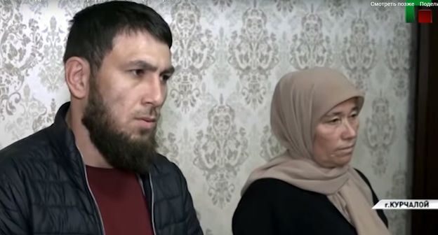 Двое жителей Чечни, сообщившие о похищении ребенка в Курчалое, приносят публичные извинения в эфире регионального ГТРК 9 октября. Фото: кадр видео ЧГТРК Грозный
https://newsvideo.su/video/11584884