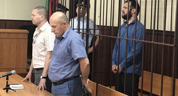 Абубакар Ризванов (справа) и его адвокаты Рафидин Курбанов и Леонид Заикин на заседании суда. Фото Патимат Махмудовой для "Кавказского узла".