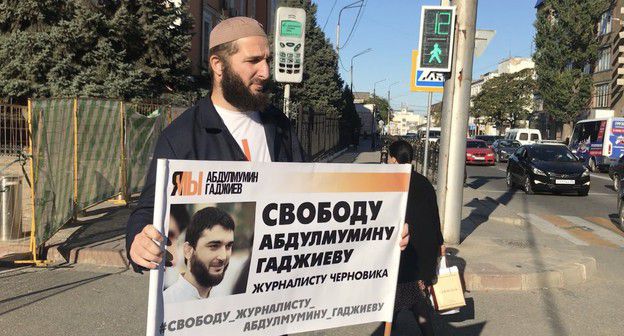 Журналист Идрис Юсупов на пикете в поддержку Абдулмумина Гаджиева 14 октября 2019 года. Фото Патимат Махмудовой для «Кавказского узла»