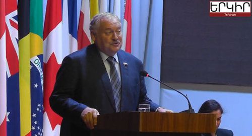 Выступление Константина Затулина на форуме в Степанакерте. Фото: кадр видео https://www.youtube.com/watch?v=5pYVDTSyC58