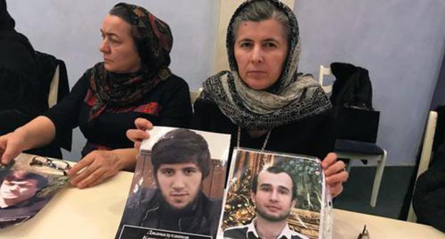 Женщины, обратившиеся к врио главы республики Владимиру Васильеву и президенту РФ Владимиру Путину с требованием расследовать насильственные исчезновения молодых мужчин. Фото Патимат Махмудовой для "Кавказского узла"