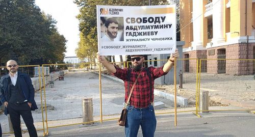 Халид Омаров в одиночном пикете в поддержку Абдулмумина Гаджиева. Махачкала. 25 октября 2019 г. Фото Ильяса Капиева для "Кавказского узла" Халид Омаров в одиночном пикете в поддержку Абдулмумина Гаджиева. Махачкала. 25 октября 2019 г. Фото Ильяса Капиева для "Кавказского узла"