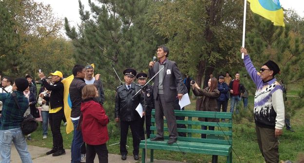 Участники митинга против назначения Дмитрия Трапезникова главой Элисты. Фото Алены Садовской для "Кавказского узла"