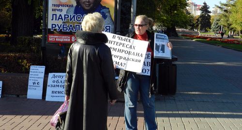 Волгоградская активистка Ольга Карпухнова проводит одиночный пикет на Аллее героев в Волгограде. Фото Татьяны Филимоновой для "Кавказского узла"