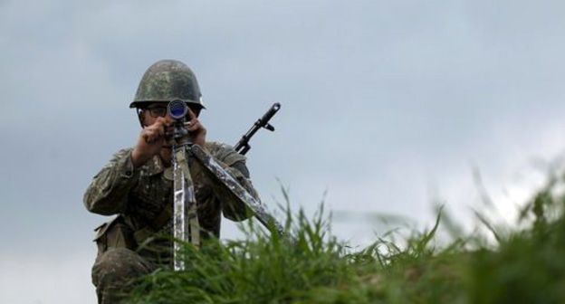 Военнослужащий ВС Армении на боевой позиции с оптическим измерителем. Reuters/Staff