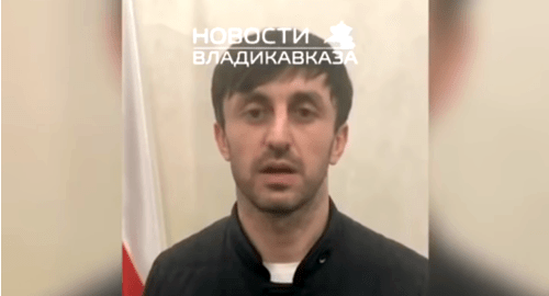 Бывший депутат собрания представителей Ардонского района Василий Гогичаев во время видеообращения. Стоп-кадр видео YouTube канала "ОcНова". https://www.youtube.com/watch?time_continue=25&v=eldfEN9Ds3s&feature=emb_title