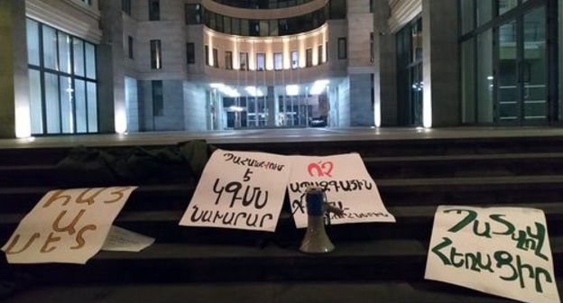 Плакаты на ступеньках в правительственный корпус: (слева на право) "Проармянский!", "Требуется министр!", "Нет антинациональным грантам!" и "Уходи с честью!" . 8 ноября 2019 года. Фото Тиграна Петросяна для "Кавказского узла"