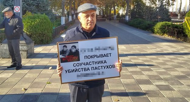 Участник одиночного пикета в поддержку Муртазали Гасангусейнова. Фото Ильяса Капиева для "Кавказского Узла"