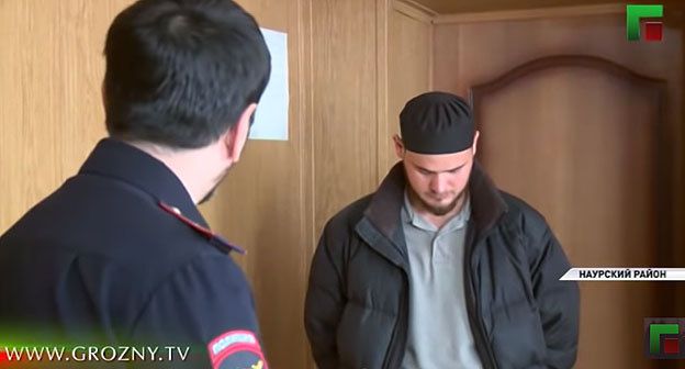 Участник свадебного кортежа извиняется в эфире чеченской телекомпании. Кадр видео ЧГТРК "Грозный" https://www.youtube.com/watch?v=pxkVvJeSBmg