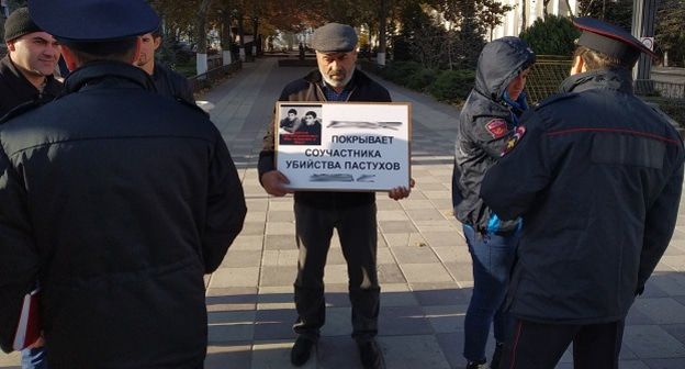 Муртазали Гасангусейнов проводит пикет 17 ноября 2019 года. Фото Ильяса Капиева для "Кавказского узла".