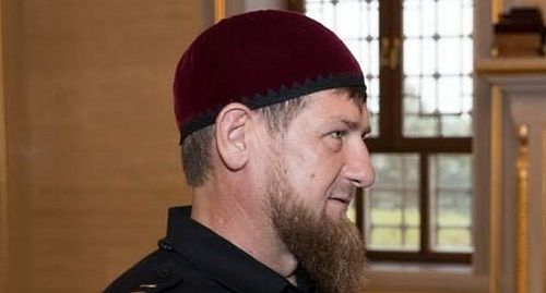 Рамзан Кадыров. Фото: Пресс-служба Полномочного представителя Президента России в Северо-Кавказском федеральном округе - SKFO.gov.ru, https://commons.wikimedia.org/wiki/Category:Ramzan_Kadyrov#/media/File:Matovnikov_in_Chechnya_(2018-07-12)_12.jpg
Рамзан Кадыров. Фото: Пресс-служба Полномочного представителя Президента России в Северо-Кавказском федеральном округе - SKFO.gov.ru, https://commons.wikimedia.org/wiki/Category:Ramzan_Kadyrov#/media/File:Matovnikov_in_Chechnya_(2018-07-12)_12.jpg