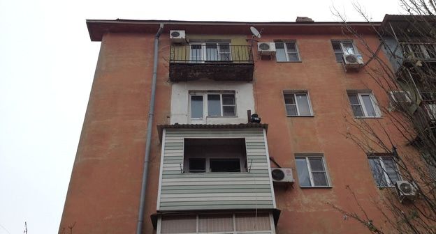 Дом на улице Яблочкова в Астрахани, где 17 ноября обрушился балкон. Фото Алены Садовской для "Кавказского узла"
