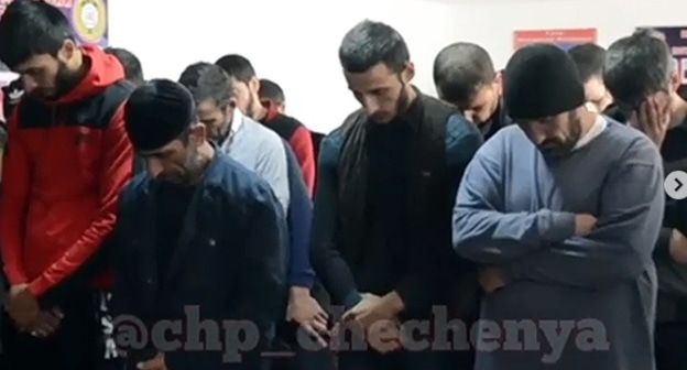 Стоп-кадр видео профилактической беседы, проведенной начальником ОМВД по Гудермесскому району. Канал в Instagram "ЧП/Чечня". https://www.instagram.com/chp_chechenya/