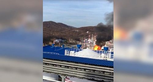 Пожар на нефтебазе "Грушовая" под Новороссийском. 7 ноября 2019 года. Стоп-кадр видео канала YouTube "АВТОРитет" https://www.youtube.com/watch?v=zbAJBCANPvk Пожар на нефтебазе "Грушовая" под Новороссийском. 7 ноября 2019 года. Стоп-кадр видео канала YouTube "АВТОРитет" https://www.youtube.com/watch?v=zbAJBCANPvk