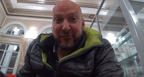 Блогер Бенджамин по пути в Грозный. Кадр видео 
bald and bankrupt https://www.youtube.com/watch?v=NZWOcYNr5oE&