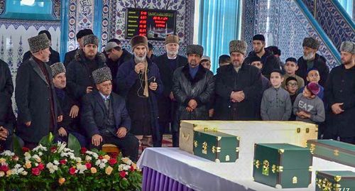 Священные реликвии в Белой мечети в Сунже.  Фото:  Магомет Евлоев Интернет-газета Ингушетия https://gazetaingush.ru/news/v-ingushetiyu-na-vertolete-dostavleny-bolee-desyatka-svyashchennyh-relikviy-proroka-muhammeda