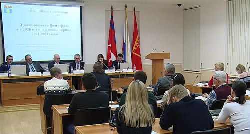 Участники публичных слушаний в Волгограде. Стоп-кадр видео канала ГТРК "Волгоград-ТРВ". "Волгоград 24" https://www.youtube.com/watch?v=a4vqb1zBUnU&feature=emb_logo