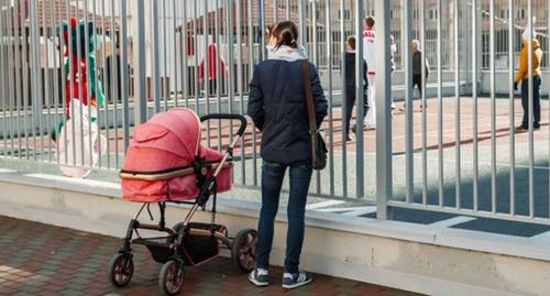 Девушка с детской коляской. Фото: Федор Обмайкин / Югополис