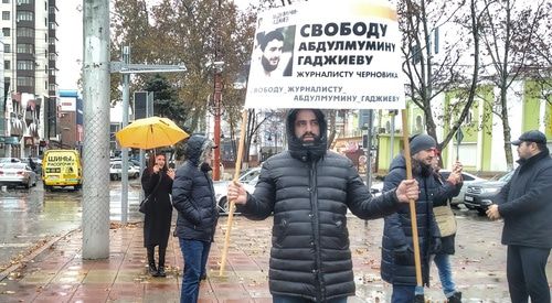 Правозащитник Зияутдин Увайсов участвует в одиночном пикете в защиту Абдулмумина Гаджиева. 2 декабря 2019 года. Фото Ильяса Капиева для "Кавказского узла"