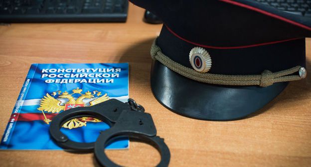 Фуражка полицейского. Фото Елены Синеок  https://www.yuga.ru/news/445746/